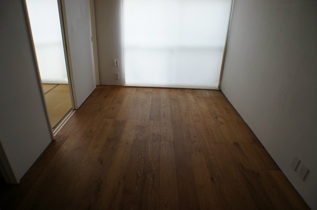 Living and room. Western-style is a flooring. It is a nice room with atmosphere.
