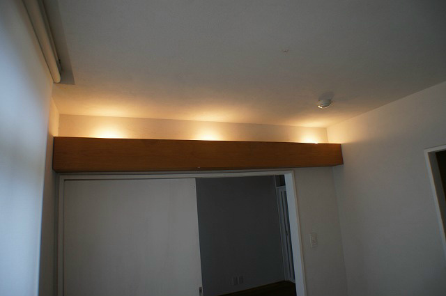Other room space. Nice indirect lighting of the Japanese-style room.