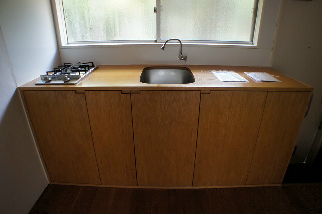 Kitchen. 2-neck is a gas stove. This room only is this specification.