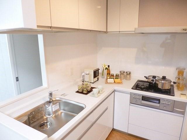 Kitchen. 714, Room L-shaped face-to-face system Kitchen. Work space has also been sufficiently secured.