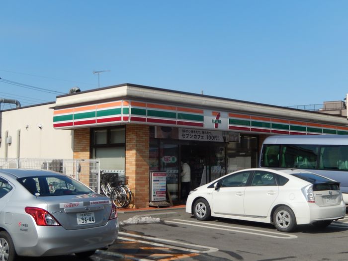 Convenience store. Seven-Eleven (convenience store) up to 100m