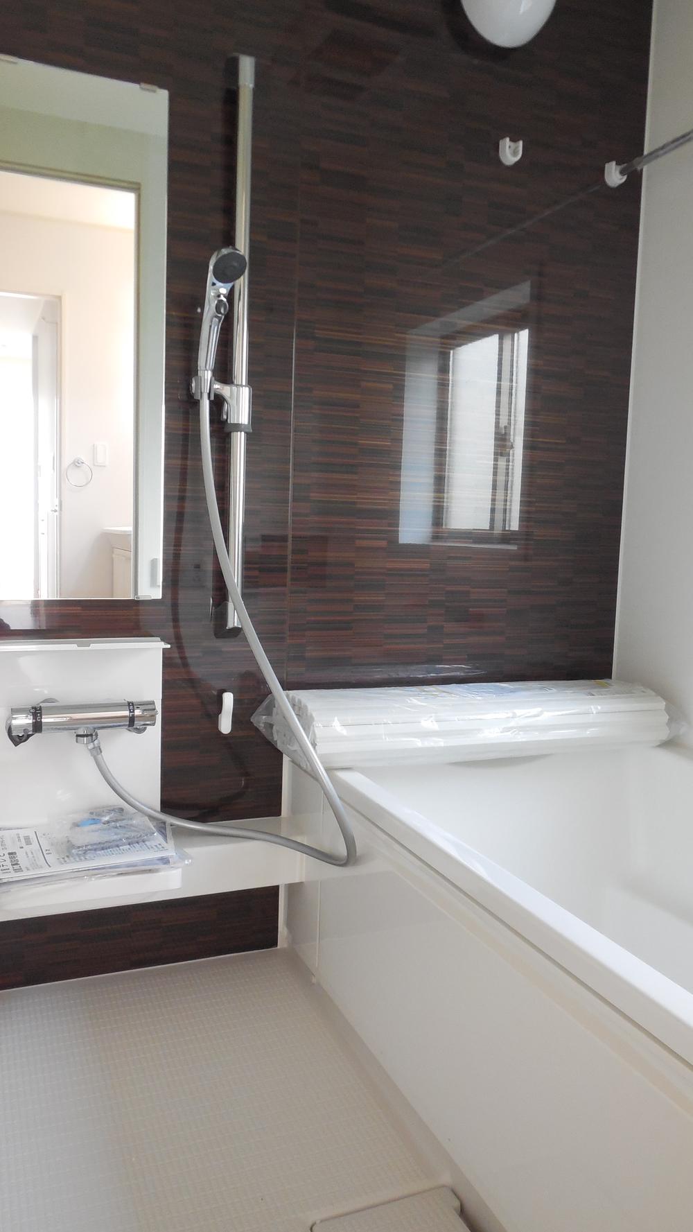 Bathroom. Hitotsubo type of bathtub. It is with the bathroom dryer.