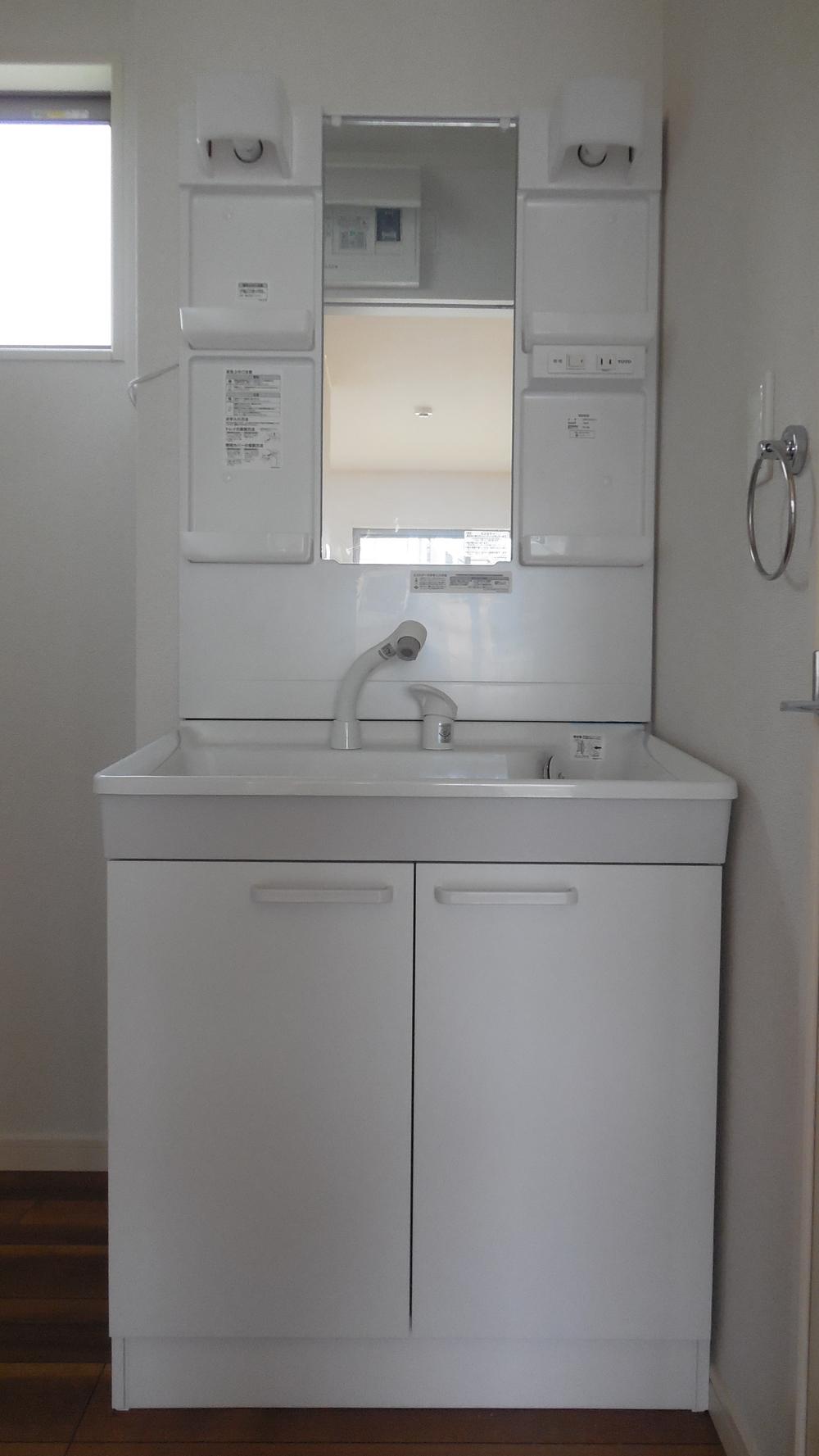 Wash basin, toilet. Room (August 2013) Shooting