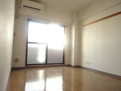 Living and room. Room window side