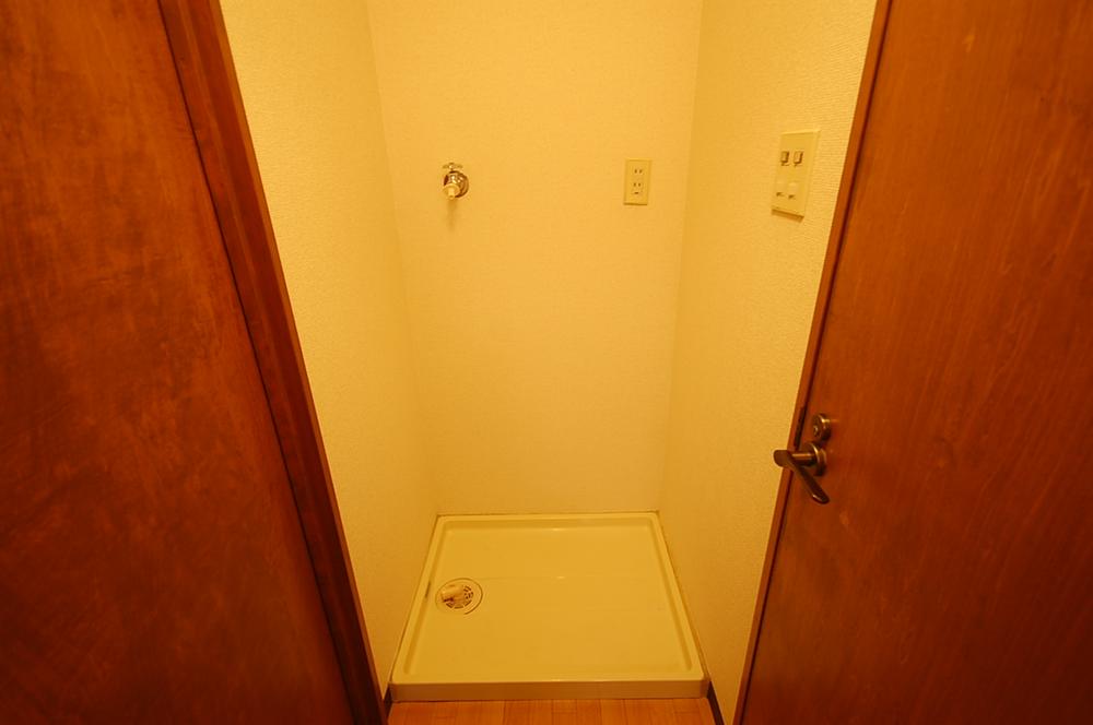 Wash basin, toilet. Indoor shooting