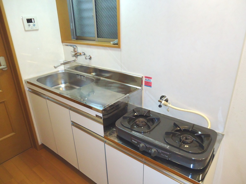 Kitchen. 2-neck is equipped with gas stove