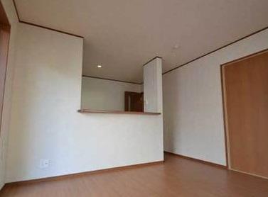 Living. Easy-to-use counter kitchen