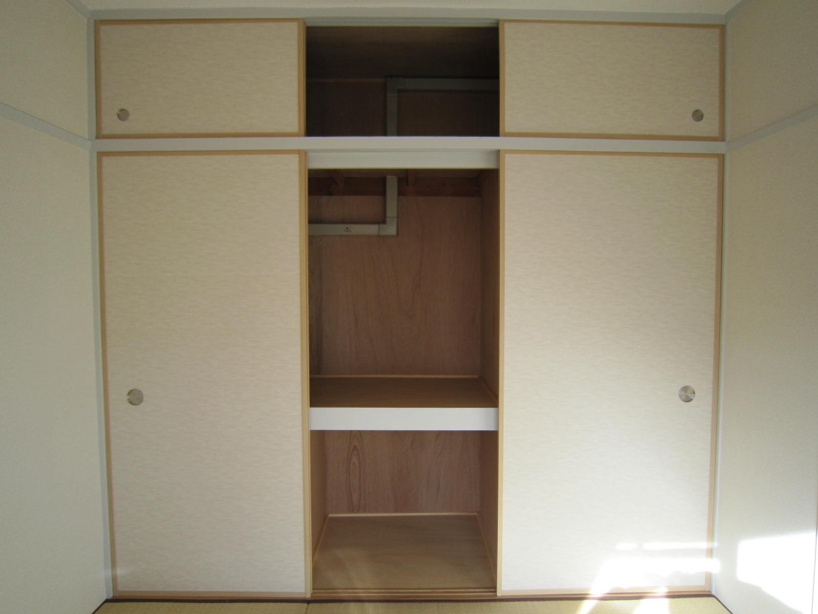 Receipt. Closet with upper closet