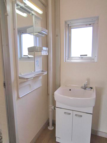 Washroom. Bright washroom Hot water use Allowed