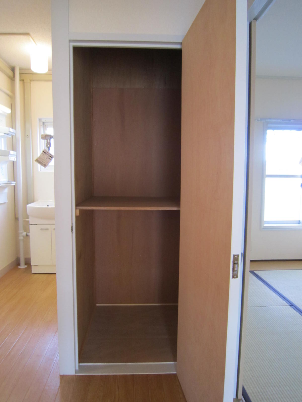 Receipt. Entrance near the convenient storage compartment