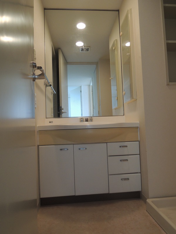 Washroom.  ◆ Independent wash basin is plenty of storage ◆ 