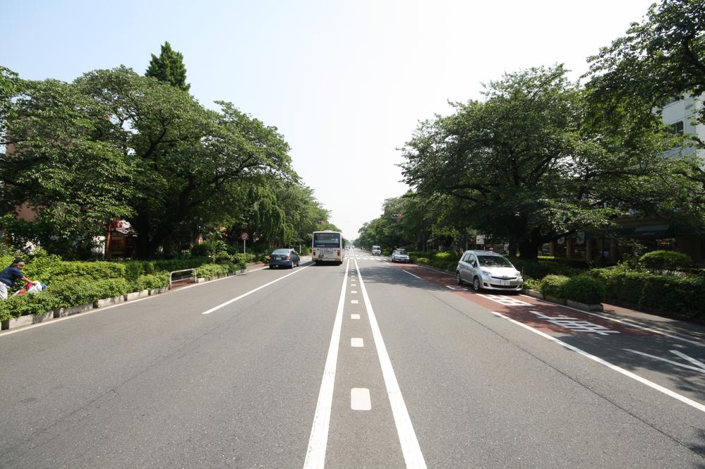 Streets around. 900m until street University