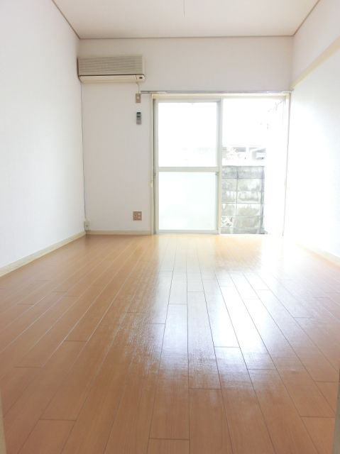 Living and room.  ☆ Bright rooms ☆ 