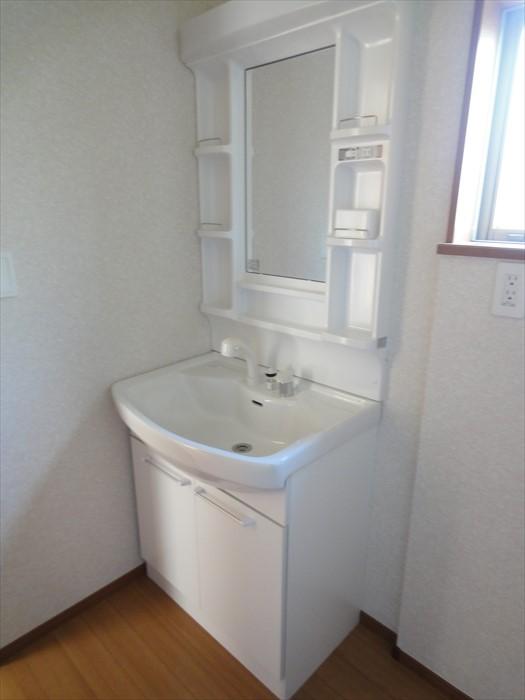 Wash basin, toilet. 1 Building