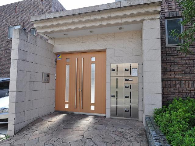 Entrance. Panteyuru National Terrace House appearance