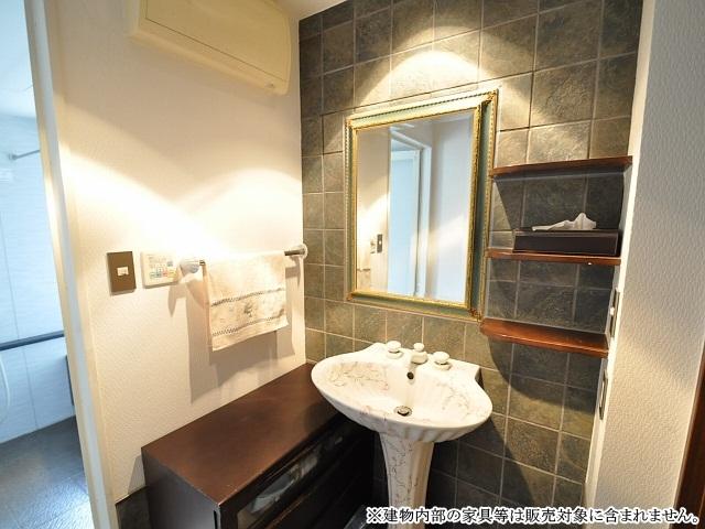 Wash basin, toilet. Panteyuru National Terrace House washroom