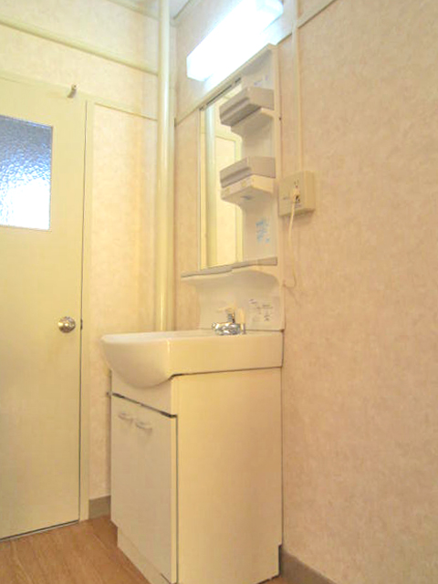 Washroom. Hot water Available