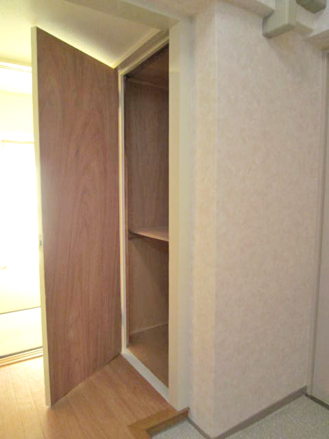 Receipt. Entrance side storage