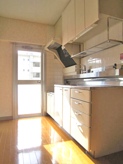 Living and room. Bright dining