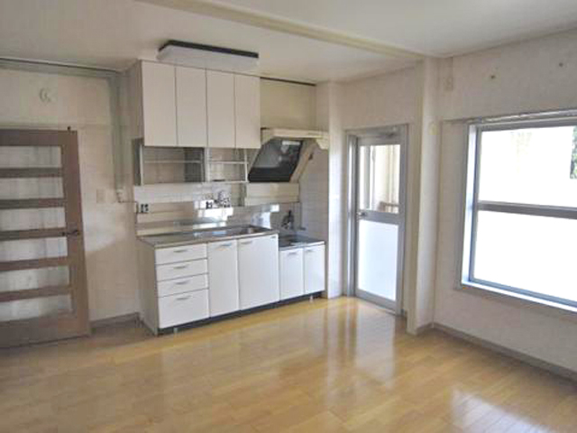 Living and room. Bright dining