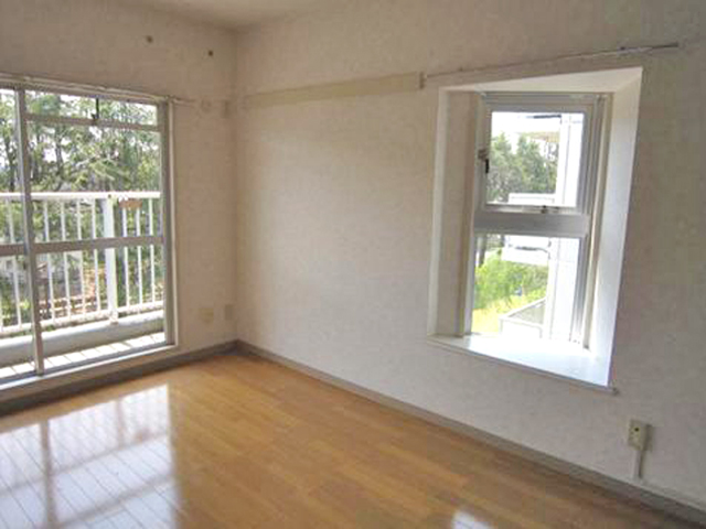 Living and room. Extension has been the south side of the bright Western-style