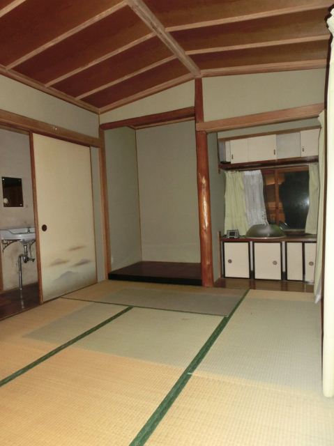 Living and room. There is also a Japanese-style room, Guests can relax