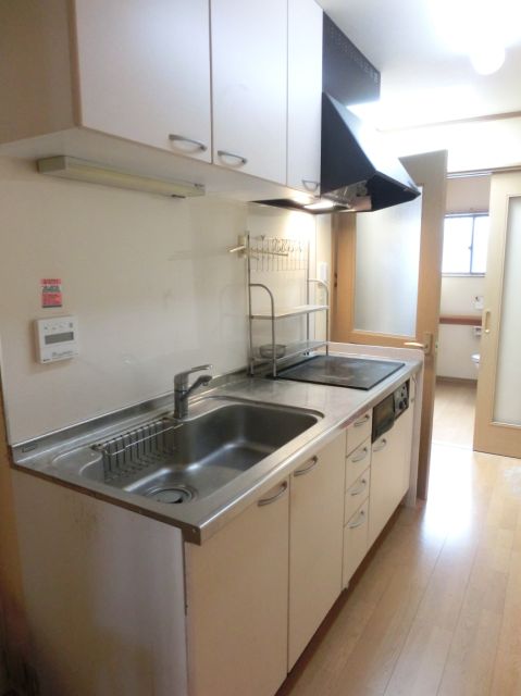 Kitchen. 2-neck IH is with a heater