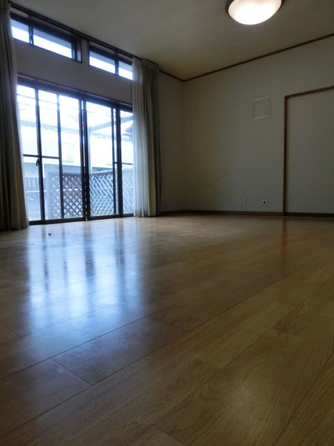 Living and room. 12 Pledge is the spread of the flooring of the room