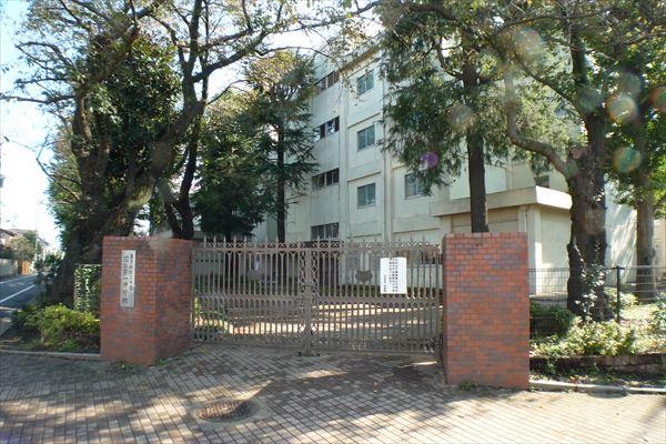 Junior high school. 640m to National City National first junior high school