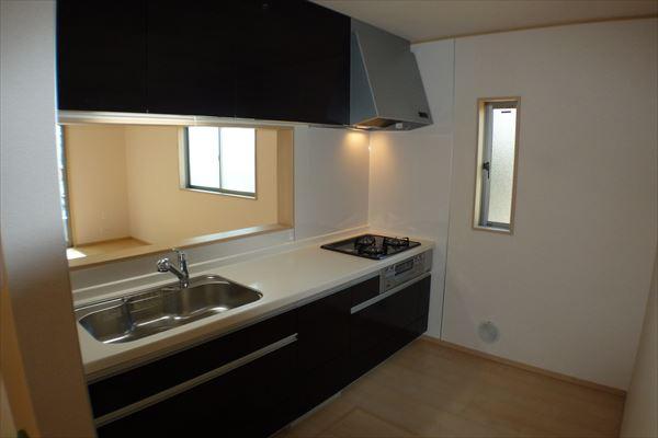 Kitchen. Indoor (12 May 2013) shooting storage enhancement! Spacious kitchen! ! 