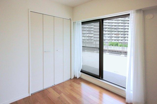 Non-living room. Western-style 2, Large windows leading to the roof balcony