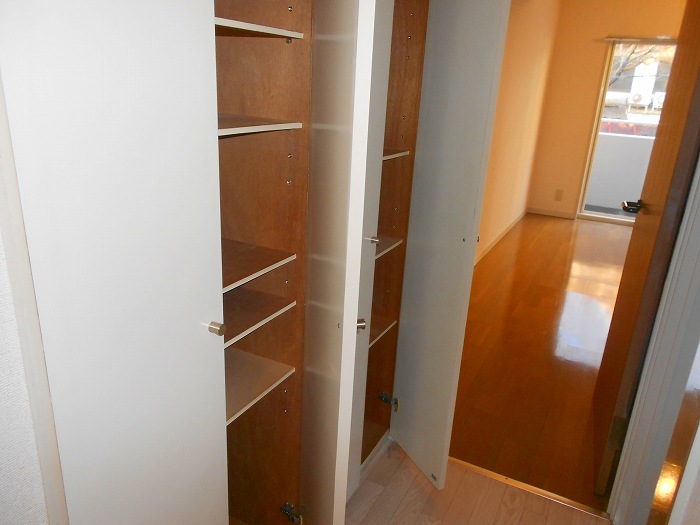 Receipt. ● entrance storage ●