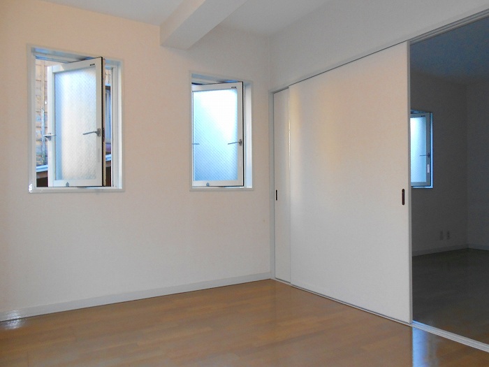 Other room space. ● Many windows bright rooms ●