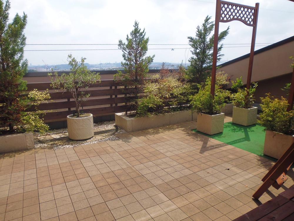 Other local. Spacious roof balcony