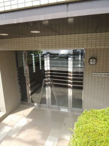 Other common areas.  ◆ Entrance down the stairs of the semi-underground structure ◆ 