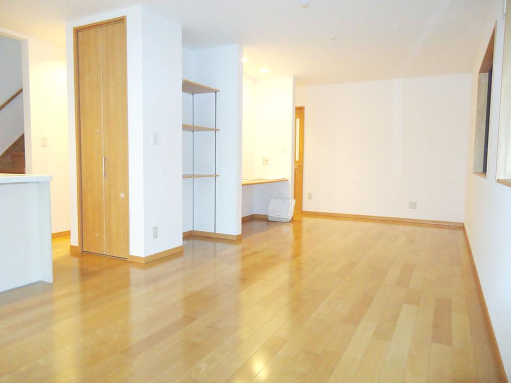 Living. 21.52 Pledge spacious living room