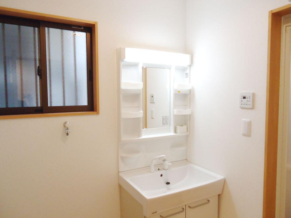 Wash basin, toilet. Wash basin