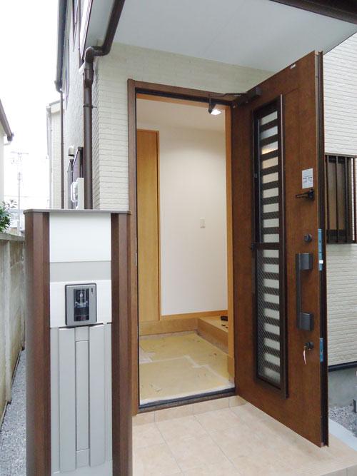 Entrance. Local (11 May 2013) Shooting