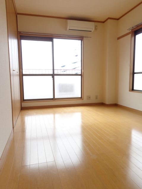 Living and room. Day two-plane daylight ・ Ventilation are both good ☆