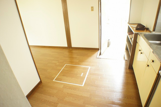 Receipt. 1F is there is under-floor storage