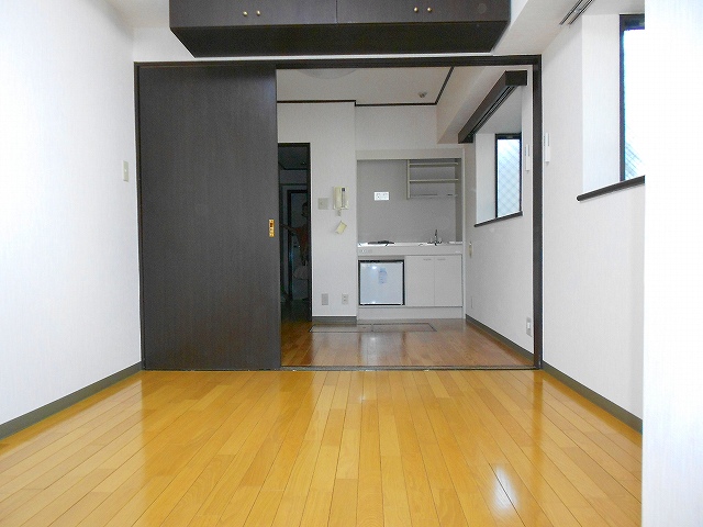 Other room space. Square window There is no