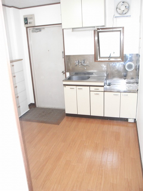 Entrance. The entrance side have been installed cupboard ☆