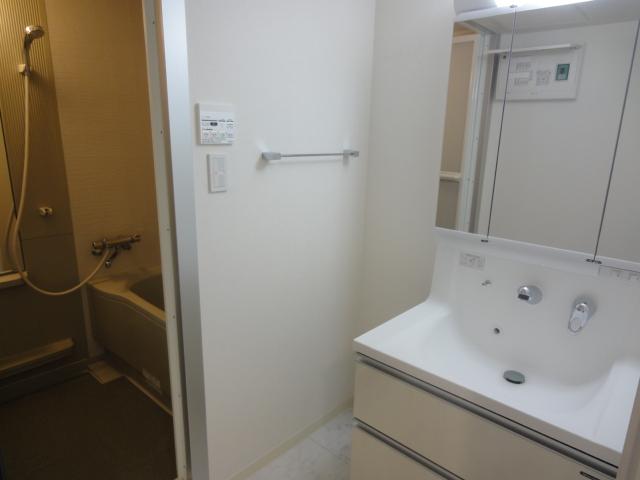 Wash basin, toilet