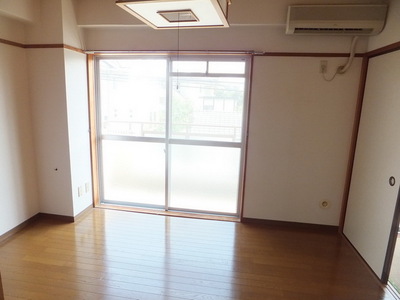 Living and room. It comes with air conditioning