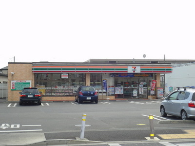Convenience store. 700m to Seven-Eleven (convenience store)