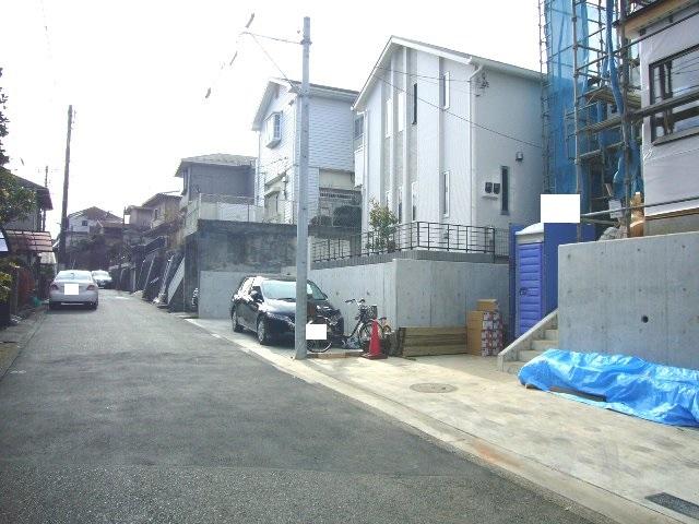 Local photos, including front road. Adjacent road (east 5m public road)