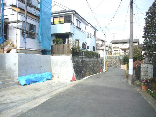 Local photos, including front road. Adjacent road (east 5m public road)