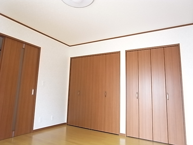 Other room space. Western-style there between 8 quires storage 2
