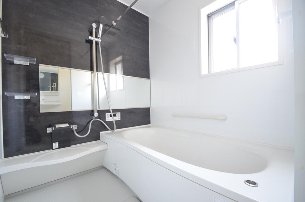 Bathroom. Please relax slowly in a large bath!