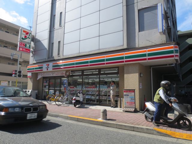 Convenience store. 210m to Seven-Eleven (convenience store)